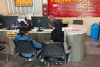 Korban didampingi keluarganya saat melaporkan persetubuhan yang dialaminya di Polrestabes Palembang. 