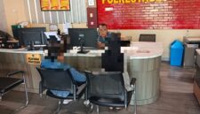 Korban didampingi keluarganya saat melaporkan persetubuhan yang dialaminya di Polrestabes Palembang. 
