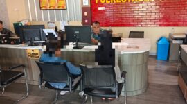 Korban didampingi keluarganya saat melaporkan persetubuhan yang dialaminya di Polrestabes Palembang. 