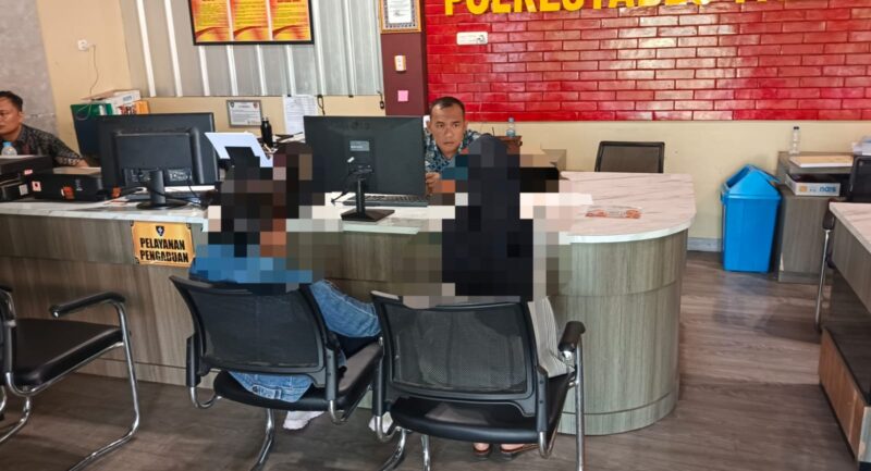 Korban didampingi keluarganya saat melaporkan persetubuhan yang dialaminya di Polrestabes Palembang. 