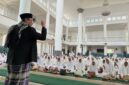 Caption FOTO : *TAUSIYAH* - Ustadz Imron Supriyadi, S.Ag, M.Hum, Pengasuh Pondok Pesantren Laa Roiba Muaraenim, sedang menyampaikan tausiyah dalam acara Pengajian Rutin Bulanan (FORSAPSS) Di Masjid Agung Muaraenim, Jumat (24/4/2026). Foto.Dok.FORSAPSS / Surtini