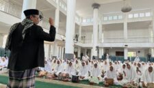 Caption FOTO : *TAUSIYAH* - Ustadz Imron Supriyadi, S.Ag, M.Hum, Pengasuh Pondok Pesantren Laa Roiba Muaraenim, sedang menyampaikan tausiyah dalam acara Pengajian Rutin Bulanan (FORSAPSS) Di Masjid Agung Muaraenim, Jumat (24/4/2026). Foto.Dok.FORSAPSS / Surtini