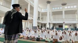 Caption FOTO : *TAUSIYAH* - Ustadz Imron Supriyadi, S.Ag, M.Hum, Pengasuh Pondok Pesantren Laa Roiba Muaraenim, sedang menyampaikan tausiyah dalam acara Pengajian Rutin Bulanan (FORSAPSS) Di Masjid Agung Muaraenim, Jumat (24/4/2026). Foto.Dok.FORSAPSS / Surtini