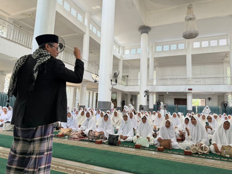 Caption FOTO : *TAUSIYAH* - Ustadz Imron Supriyadi, S.Ag, M.Hum, Pengasuh Pondok Pesantren Laa Roiba Muaraenim, sedang menyampaikan tausiyah dalam acara Pengajian Rutin Bulanan (FORSAPSS) Di Masjid Agung Muaraenim, Jumat (24/4/2026). Foto.Dok.FORSAPSS / Surtini