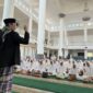 Caption FOTO : *TAUSIYAH* - Ustadz Imron Supriyadi, S.Ag, M.Hum, Pengasuh Pondok Pesantren Laa Roiba Muaraenim, sedang menyampaikan tausiyah dalam acara Pengajian Rutin Bulanan (FORSAPSS) Di Masjid Agung Muaraenim, Jumat (24/4/2026). Foto.Dok.FORSAPSS / Surtini