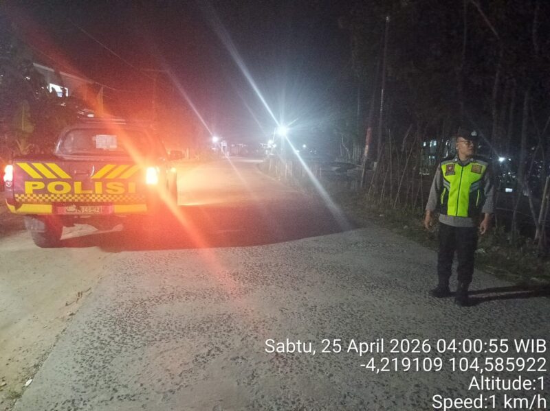 Personel Polsek Buay Madang Timur melaksanakan KRYD dan Patroli Antisipasi 3C di Jalan Desa Sumber Mulyo. 