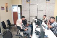 Foto korban bersama adik kandungnya membuat laporan polisi