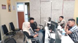 Foto korban bersama adik kandungnya membuat laporan polisi