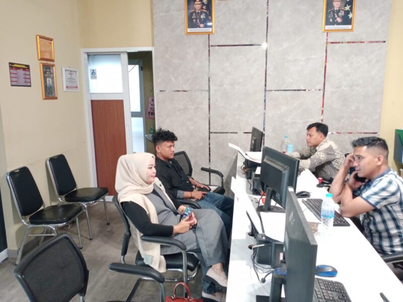 Foto korban bersama adik kandungnya membuat laporan polisi