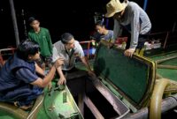 Personel gabungan saat  melakukan pencegatan kapal muatan solar ilegal di perairan Banyuasin. Foto: dokumen polisi.