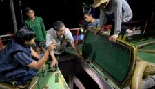 Personel gabungan saat  melakukan pencegatan kapal muatan solar ilegal di perairan Banyuasin. Foto: dokumen polisi.