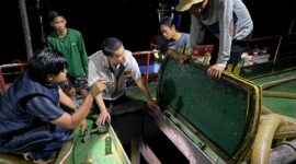 Personel gabungan saat  melakukan pencegatan kapal muatan solar ilegal di perairan Banyuasin. Foto: dokumen polisi.