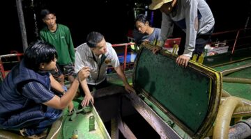 Personel gabungan saat  melakukan pencegatan kapal muatan solar ilegal di perairan Banyuasin. Foto: dokumen polisi.