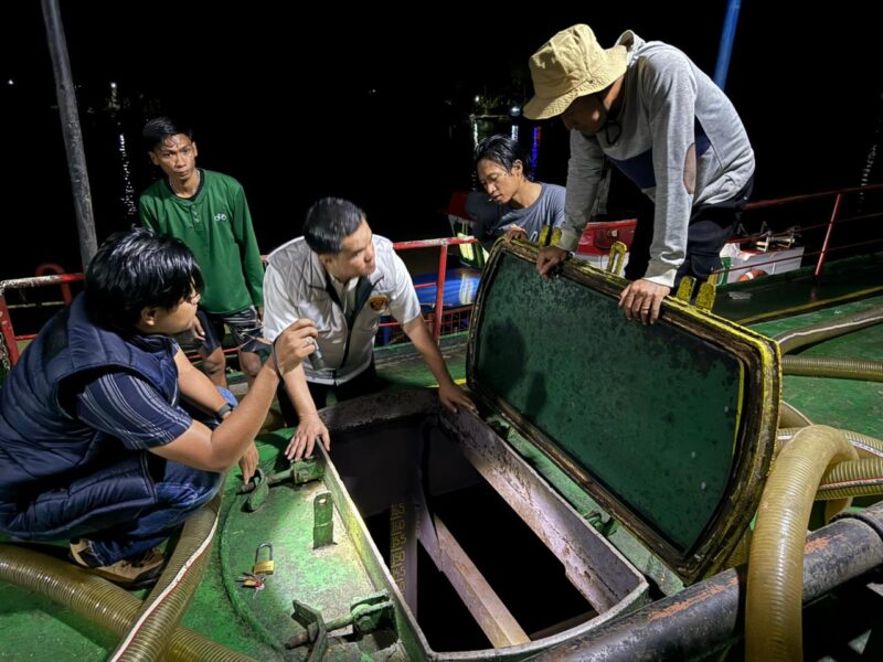 Personel gabungan saat  melakukan pencegatan kapal muatan solar ilegal di perairan Banyuasin. Foto: dokumen polisi.
