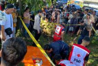 Petugas saat mengevakuasi jasad korban. Foto: polisi.