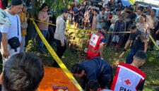 Petugas saat mengevakuasi jasad korban. Foto: polisi.