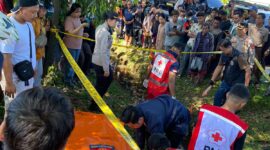 Petugas saat mengevakuasi jasad korban. Foto: polisi.