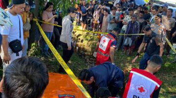 Petugas saat mengevakuasi jasad korban. Foto: polisi.