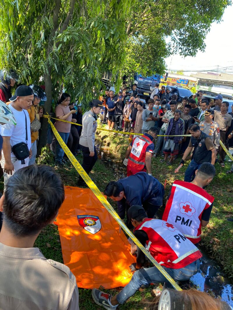 Petugas saat mengevakuasi jasad korban. Foto: polisi.