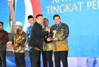 fhoto (ist/humas pemkot pagar alam) : walikota terima penghargaan dari kemendagri lantaran sukses tekan angka pengangguran