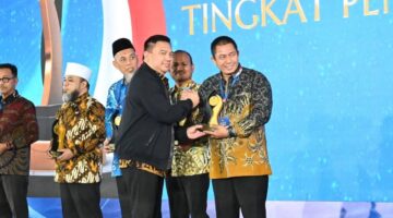 fhoto (ist/humas pemkot pagar alam) : walikota terima penghargaan dari kemendagri lantaran sukses tekan angka pengangguran