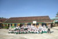 Polisi Sahabat Anak, Kapolsek Buay Madang Timur, IPTU Swisspo, hadir langsung di MI Al-Amanah Baruharjo untuk memberikan motivasi kepada adik-adik siswa dalam program Goes To School.