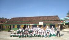 Polisi Sahabat Anak, Kapolsek Buay Madang Timur, IPTU Swisspo, hadir langsung di MI Al-Amanah Baruharjo untuk memberikan motivasi kepada adik-adik siswa dalam program Goes To School.