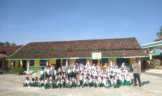 Tanamkan Kedisiplinan Sejak Dini, Kapolsek Buay Madang Timur Sambangi MI Al-Amanah Baruharjo