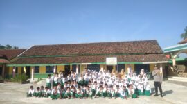 Polisi Sahabat Anak, Kapolsek Buay Madang Timur, IPTU Swisspo, hadir langsung di MI Al-Amanah Baruharjo untuk memberikan motivasi kepada adik-adik siswa dalam program Goes To School.