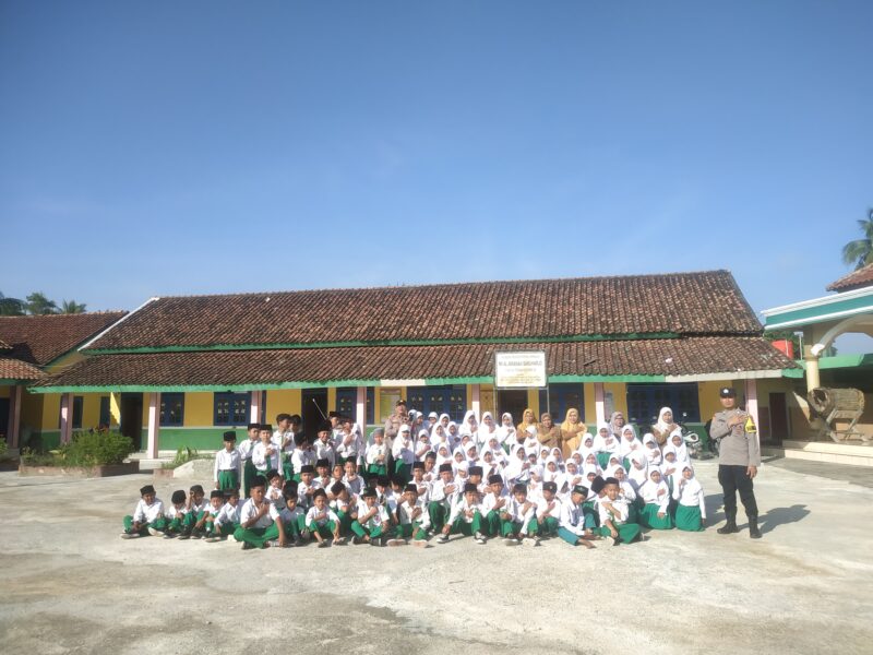 Polisi Sahabat Anak, Kapolsek Buay Madang Timur, IPTU Swisspo, hadir langsung di MI Al-Amanah Baruharjo untuk memberikan motivasi kepada adik-adik siswa dalam program Goes To School.