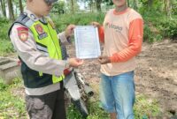 Personel Polsek Buay Madang Timur turun langsung ke lapangan di Desa Kumpul Rejo dan Sumber Asri untuk mensosialisasikan Maklumat Kapolda Sumsel tentang larangan membakar hutan dan lahan. 