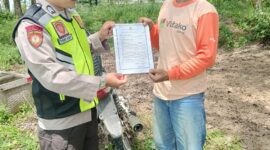 Personel Polsek Buay Madang Timur turun langsung ke lapangan di Desa Kumpul Rejo dan Sumber Asri untuk mensosialisasikan Maklumat Kapolda Sumsel tentang larangan membakar hutan dan lahan. 