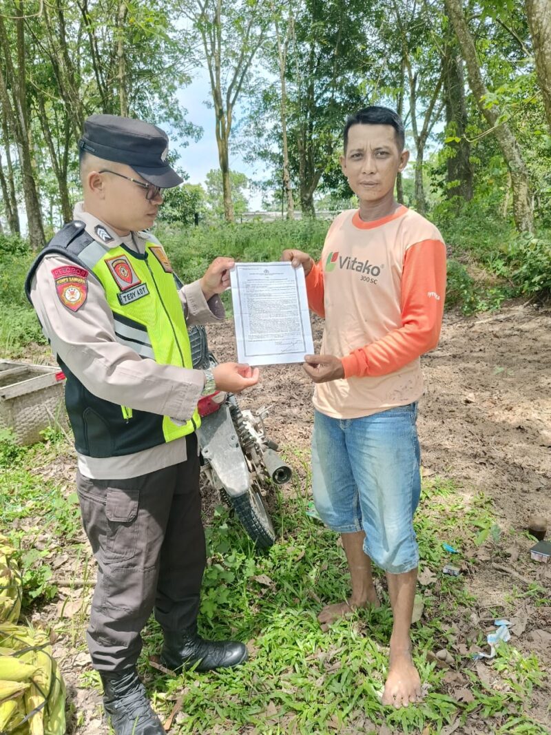 Personel Polsek Buay Madang Timur turun langsung ke lapangan di Desa Kumpul Rejo dan Sumber Asri untuk mensosialisasikan Maklumat Kapolda Sumsel tentang larangan membakar hutan dan lahan. 