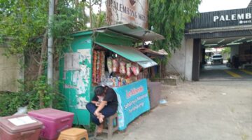 Warung yang diduga menjual Tuak didepan Perumahan Grand Garden, Kalidoni, Palembang. 
