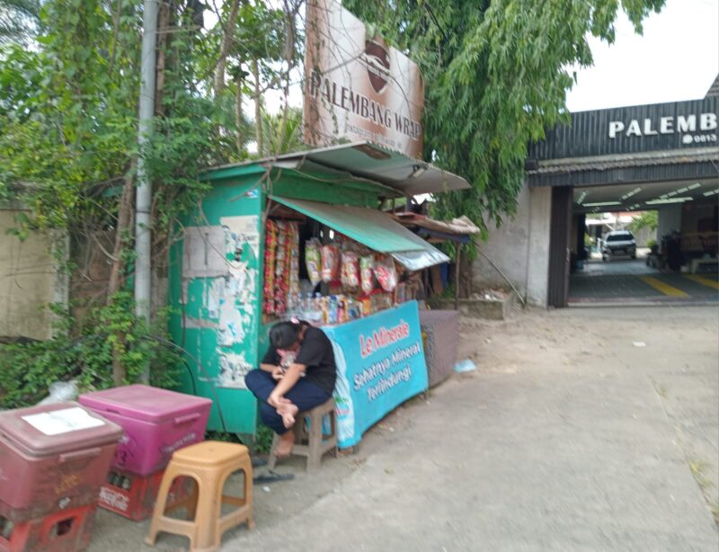 Warung yang diduga menjual Tuak didepan Perumahan Grand Garden, Kalidoni, Palembang. 