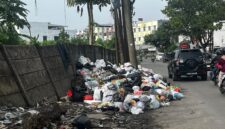 Tumpukan sampah rumah tangga yang dibuang oleh masyarakat sekitar di Jl. Musi Raya, Perumnas, Sako, Palembang. Foto: Tia