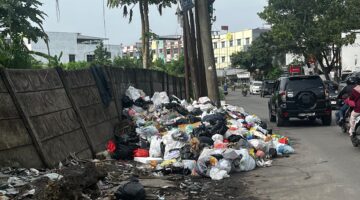 Tumpukan sampah rumah tangga yang dibuang oleh masyarakat sekitar di Jl. Musi Raya, Perumnas, Sako, Palembang. Foto: Tia