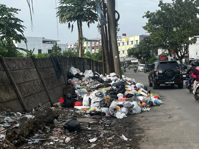 Tumpukan sampah rumah tangga yang dibuang oleh masyarakat sekitar di Jl. Musi Raya, Perumnas, Sako, Palembang. Foto: Tia