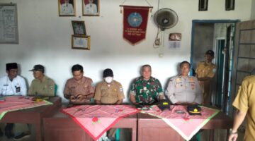 Jajaran Muspika Kecamatan Buay Madang Timur saat menghadiri kegiatan Ramah Tamah dan Pengobatan Gratis di Balai Desa Pers Wonodadi Asri. 