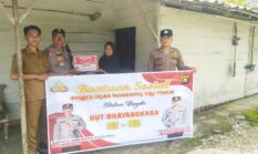 Sambut HUT Bhayangkara ke-80, Polsek Buay Madang Timur Salurkan Bansos untuk Warga Kurang Mampu