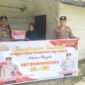 Kapolsek Buay Madang Timur, IPTU Swisspo, (kedua dari kiri), menyerahkan secara simbolis bantuan sembako kepada salah satu warga Desa Kumpul Rejo dalam rangka memperingati HUT Bhayangkara ke-80. 