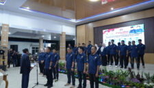 Ketua PWI Lahat Kurniadi ST melantik secara resmi Pengurus PWI Lahat di Pendopoan Rumah Dinas Bupati Lahat, Senin Malam (27/4/2026)