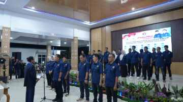 Ketua PWI Lahat Kurniadi ST melantik secara resmi Pengurus PWI Lahat di Pendopoan Rumah Dinas Bupati Lahat, Senin Malam (27/4/2026)
