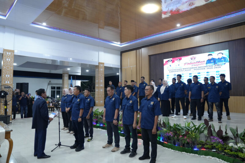 Ketua PWI Lahat Kurniadi ST melantik secara resmi Pengurus PWI Lahat di Pendopoan Rumah Dinas Bupati Lahat, Senin Malam (27/4/2026)