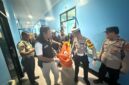 Petugas saat mengevakuasi jasad korban di RS AR Bunda Prabumulih. Foto: dokumen polisi.
