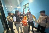 Petugas saat mengevakuasi jasad korban di RS AR Bunda Prabumulih. Foto: dokumen polisi.