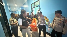 Petugas saat mengevakuasi jasad korban di RS AR Bunda Prabumulih. Foto: dokumen polisi.