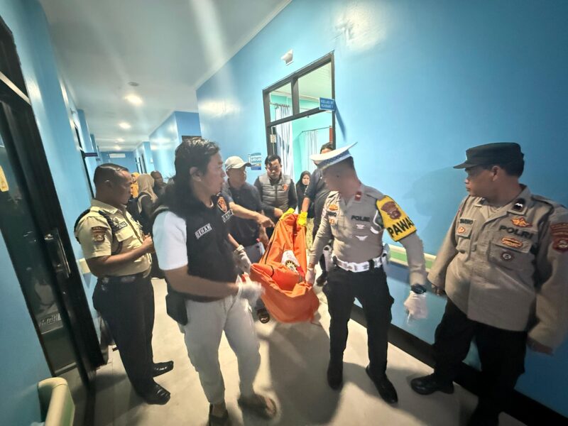 Petugas saat mengevakuasi jasad korban di RS AR Bunda Prabumulih. Foto: dokumen polisi.