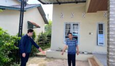 Petugas saat melakukan olah TKP di lokasi kejadian.