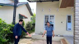 Petugas saat melakukan olah TKP di lokasi kejadian.